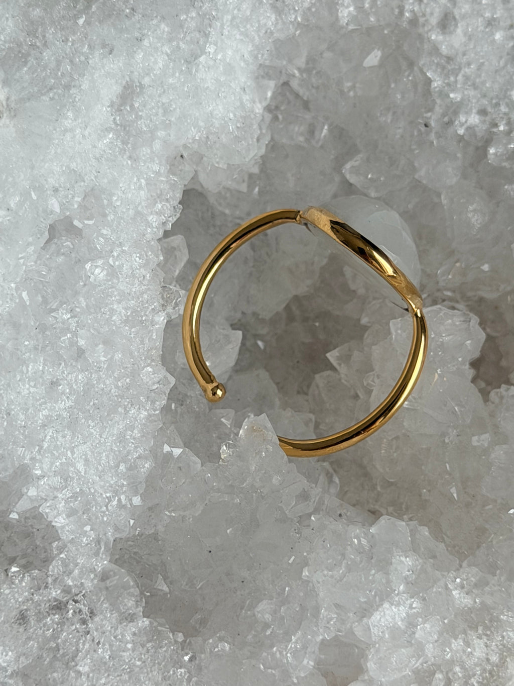 Mukti – verstelbare ring met natuurlijke regenboogmaansteen