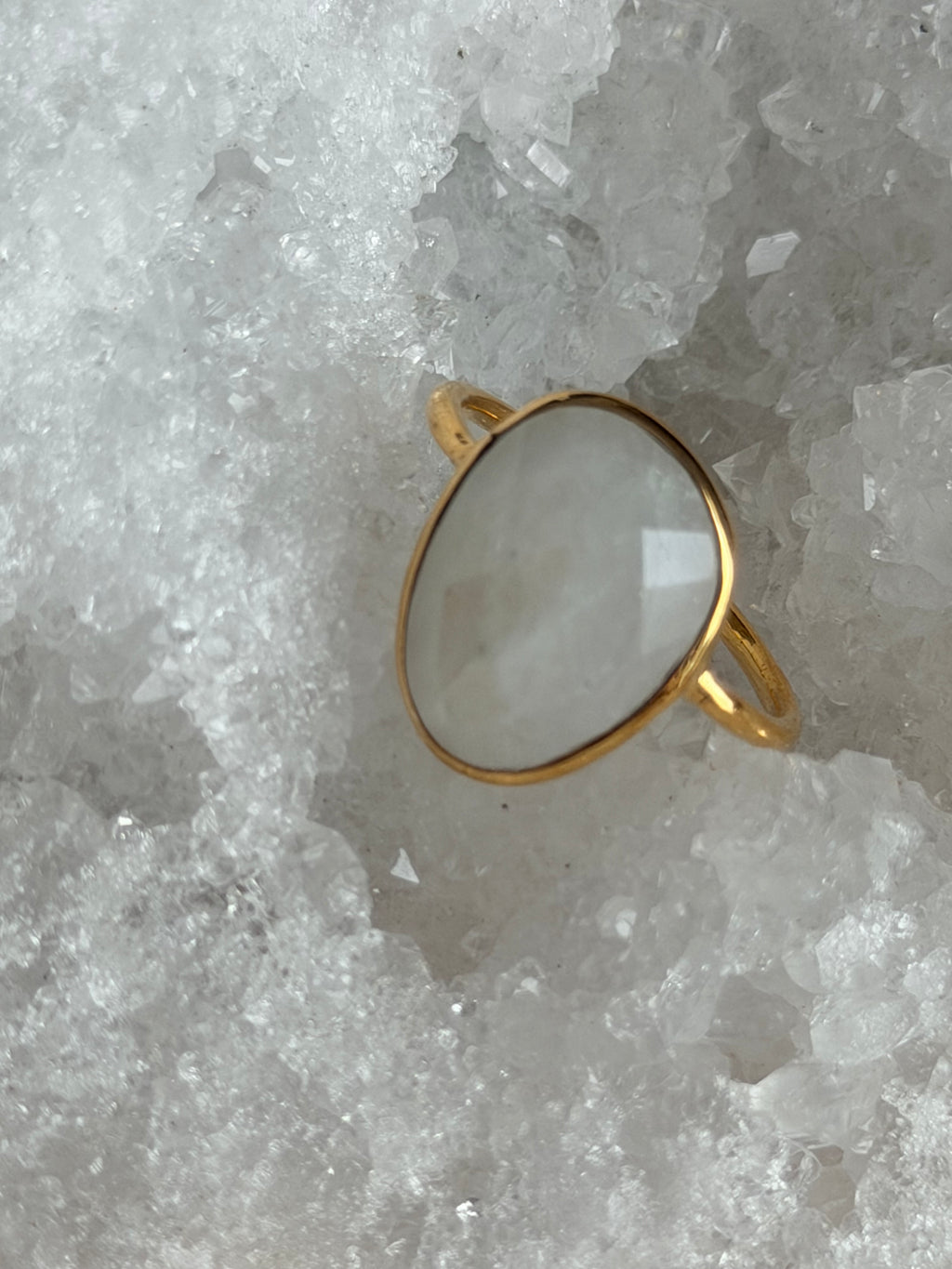 Mukti – verstelbare ring met natuurlijke regenboogmaansteen
