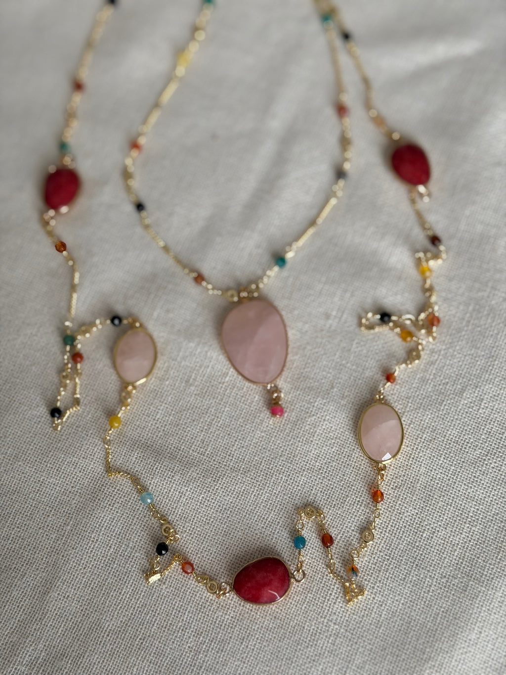 Savannah dubbele ketting met rozenkwarts en fuchsia chalcedoon
