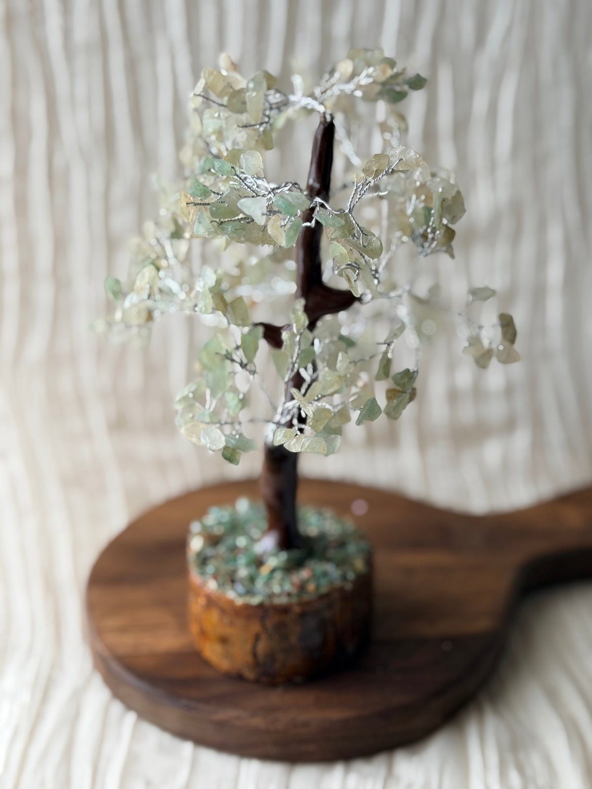 Handgemaakte aventurijnboom met groene steentjes op een houten voet