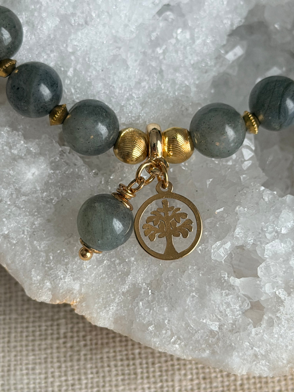 Armband van natuurlijke labradoriet met goudkleurige Levensboom-bedel