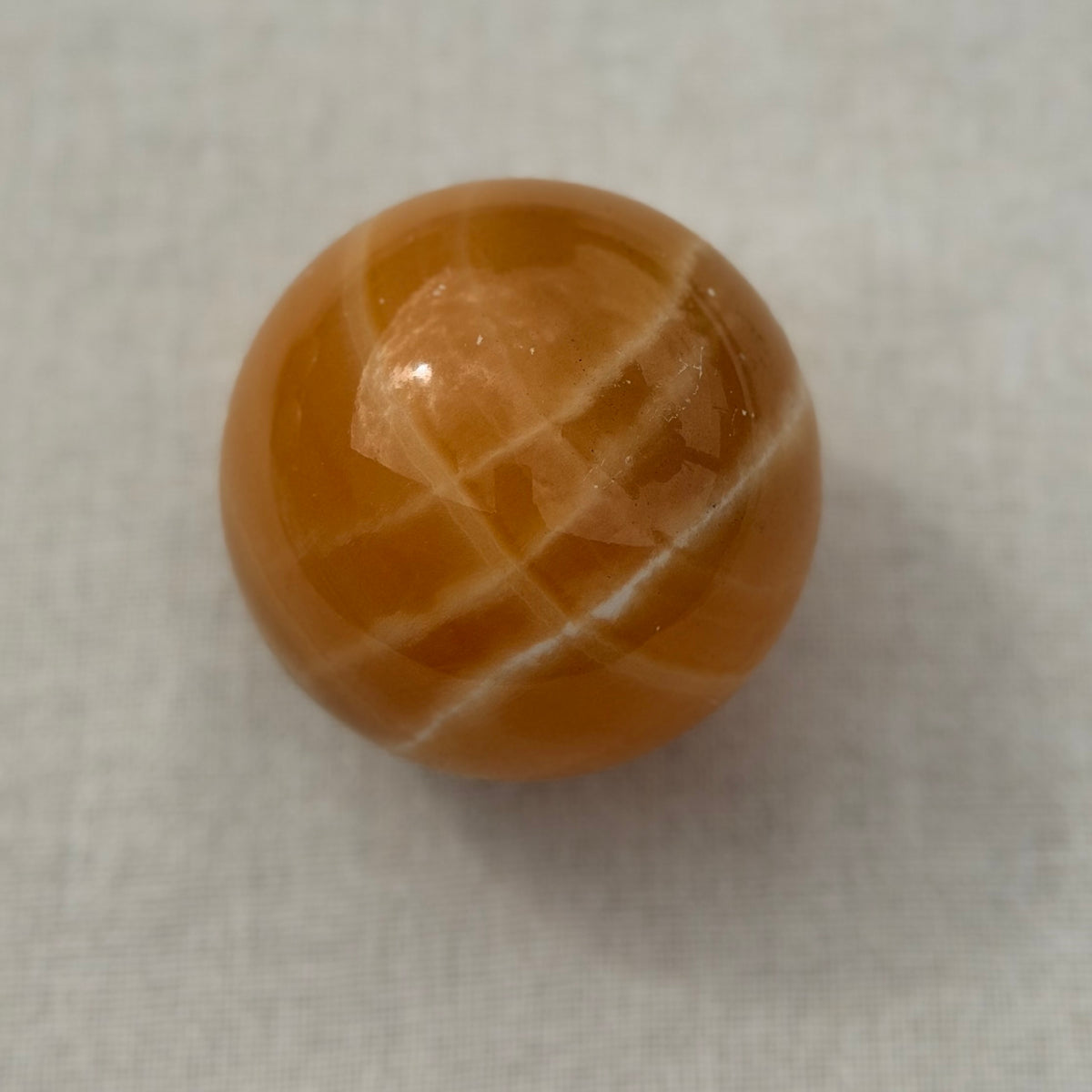 Oranje calciet bol van 7 cm – voorkant met warme oranjetinten