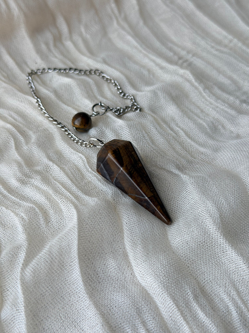 Pendel van goudbruin tijgeroog aan een ketting met bijpassend bolletje