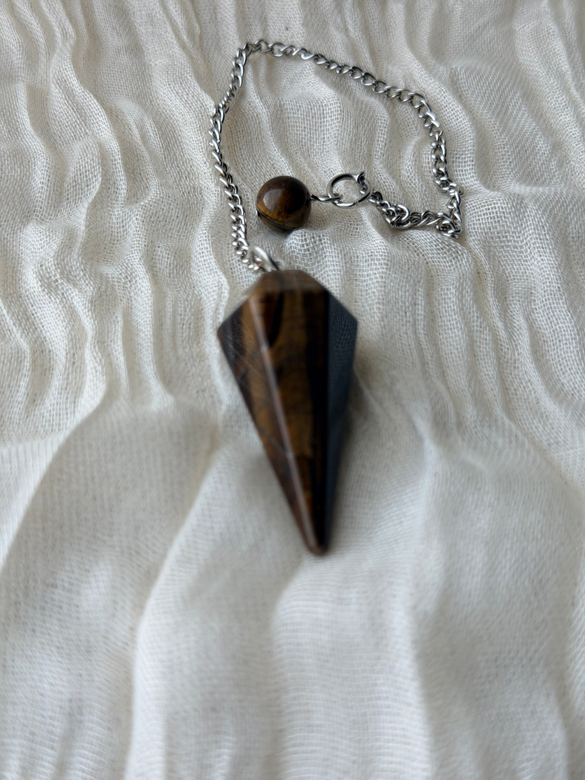 Pendel van goudbruin tijgeroog aan een ketting met bijpassend bolletje