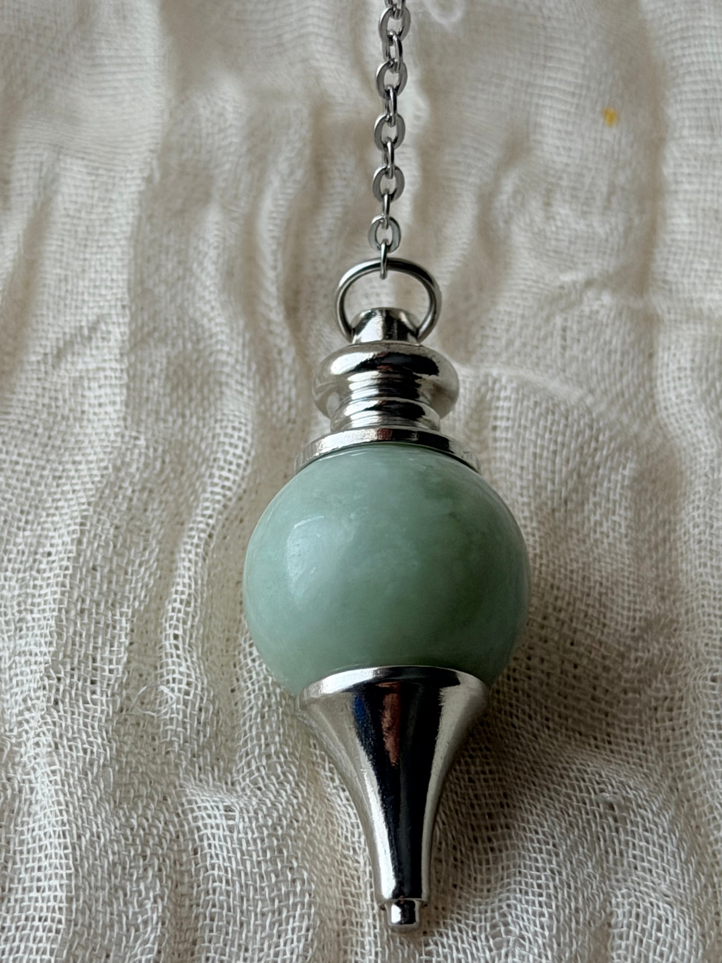 Bolvormige pendel van groene jade aan een ketting