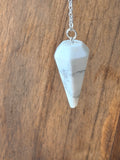 Conische pendel van witte howliet met grijze aders aan een ketting