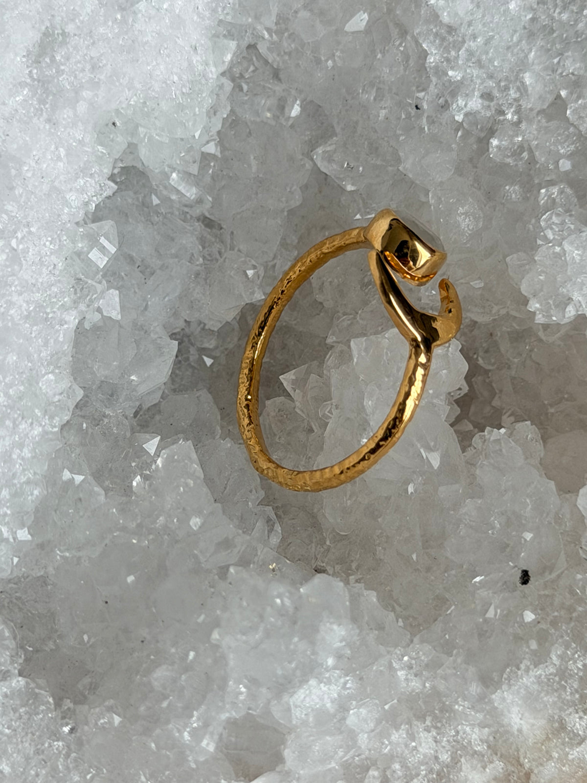 Lune-ring met regenboogmaansteen