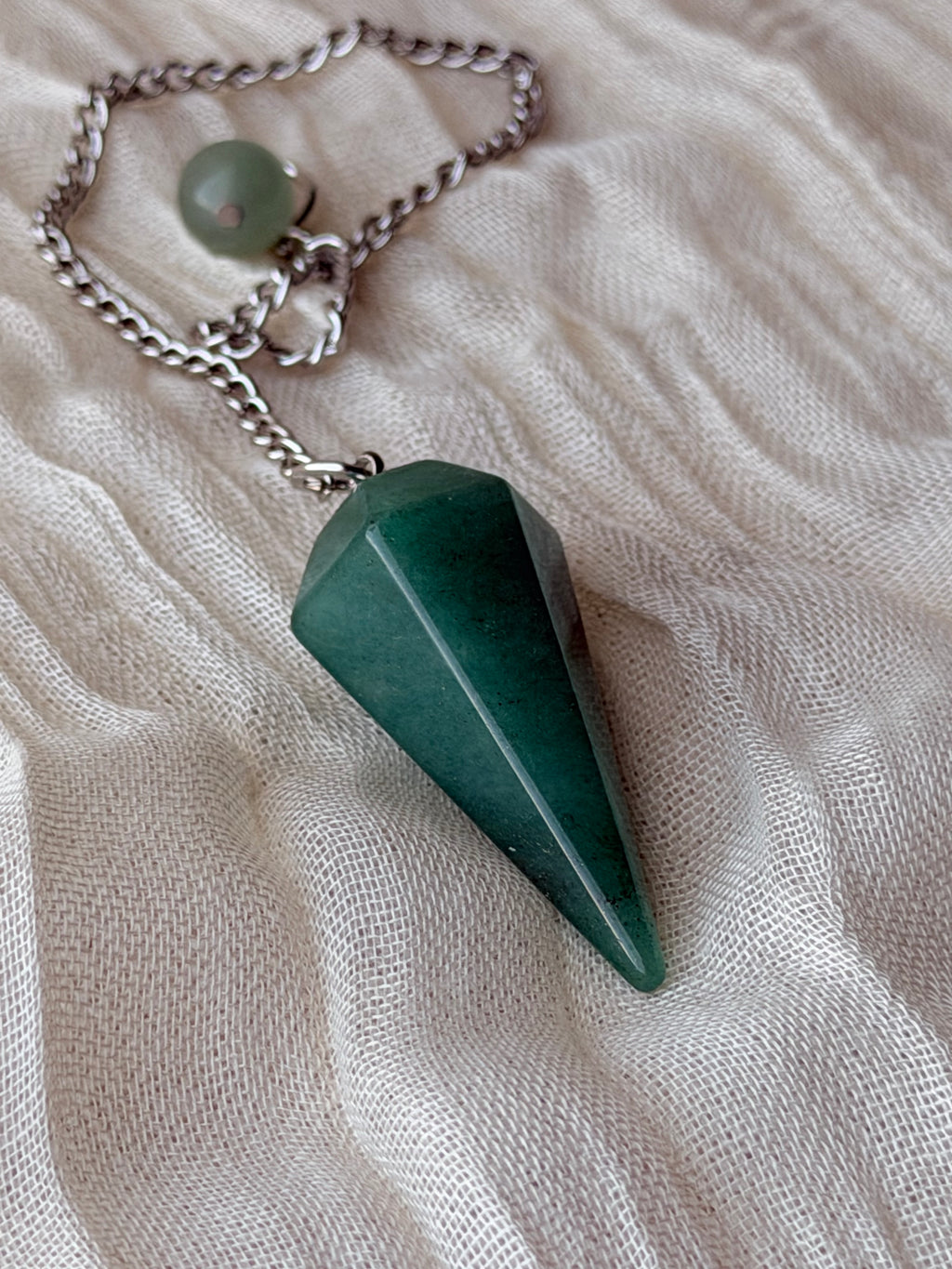 Pendel van groene aventurijn aan een ketting met bijpassend bolletje