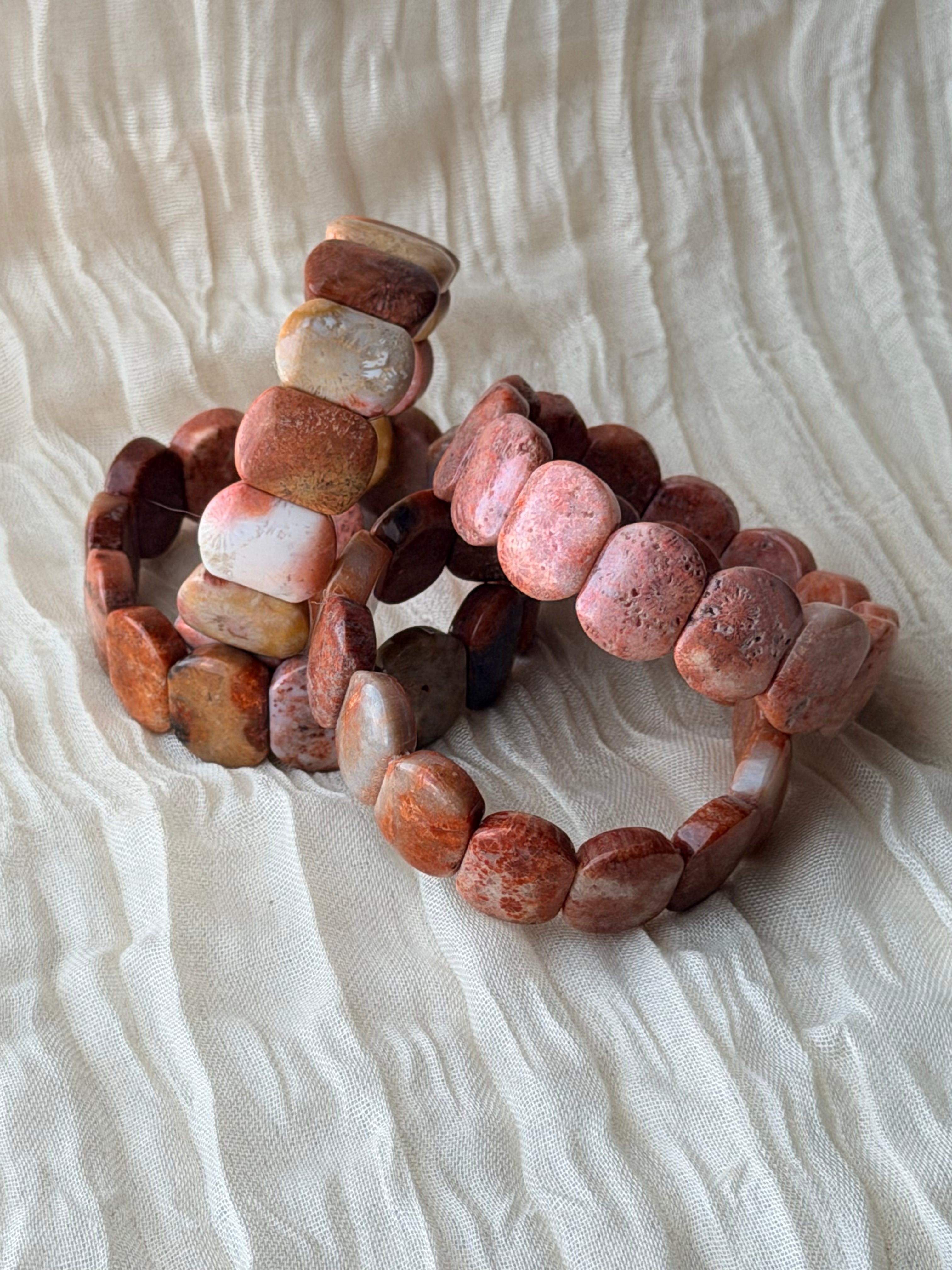 Koraal jade armband met brede, gepolijste plaatjes in zalmroze en terracotta