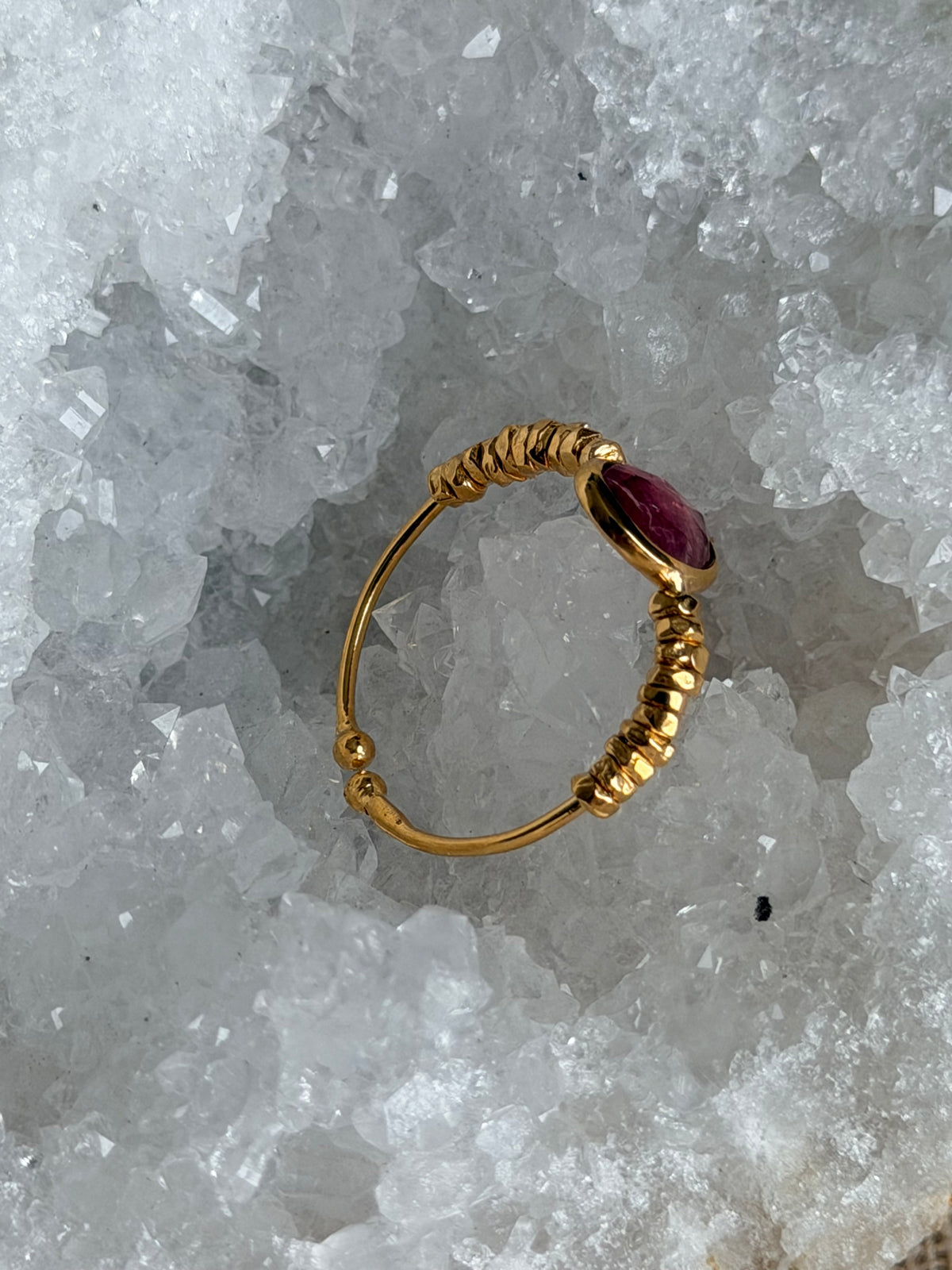 Verstelbare ring met roze toermalijn