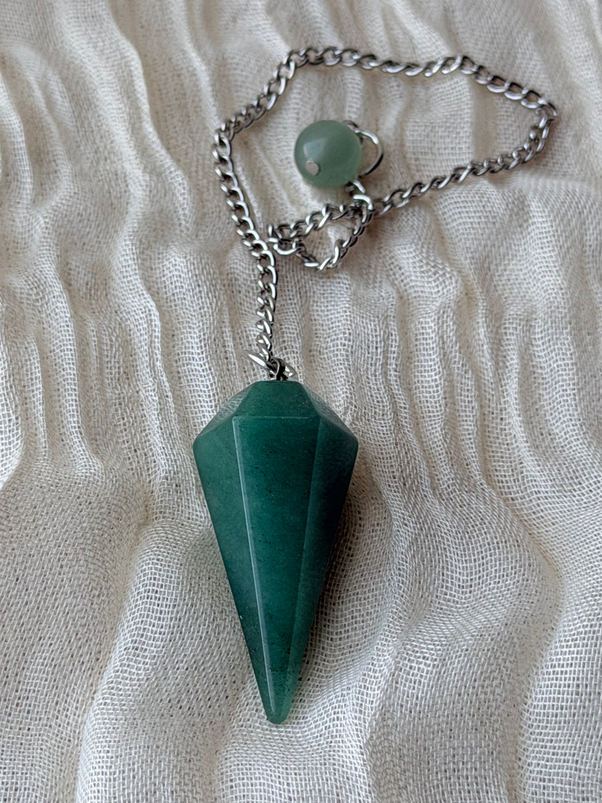 Pendel van groene aventurijn aan een ketting met bijpassend bolletje