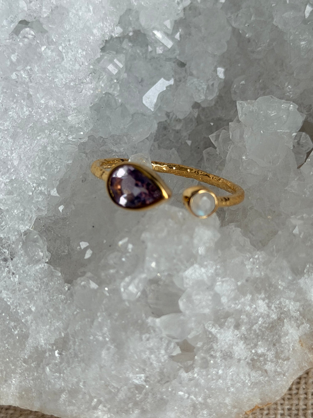 Verstelbare ring met amethist en regenboogmaansteen
