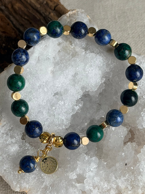 Armband van natuurlijke chrysocolla in blauw en groen met vergulde bedel