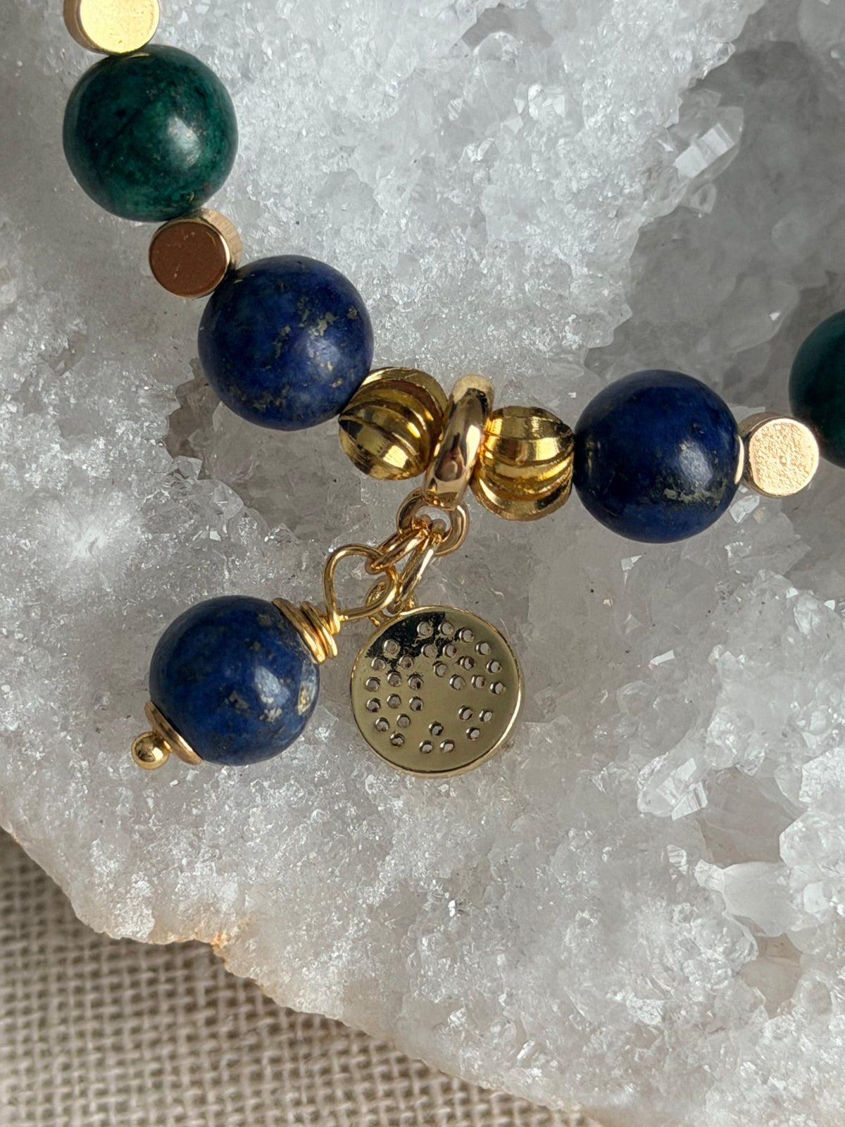 Armband van natuurlijke chrysocolla in blauw en groen met vergulde bedel