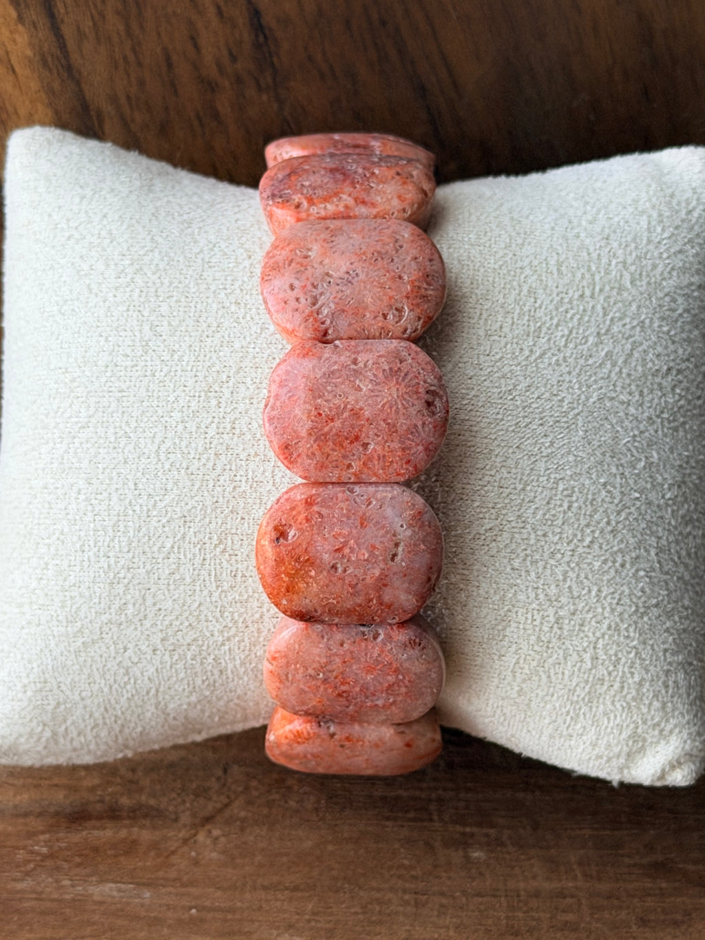 Koraal jade armband met brede, gepolijste plaatjes in zalmroze en terracotta