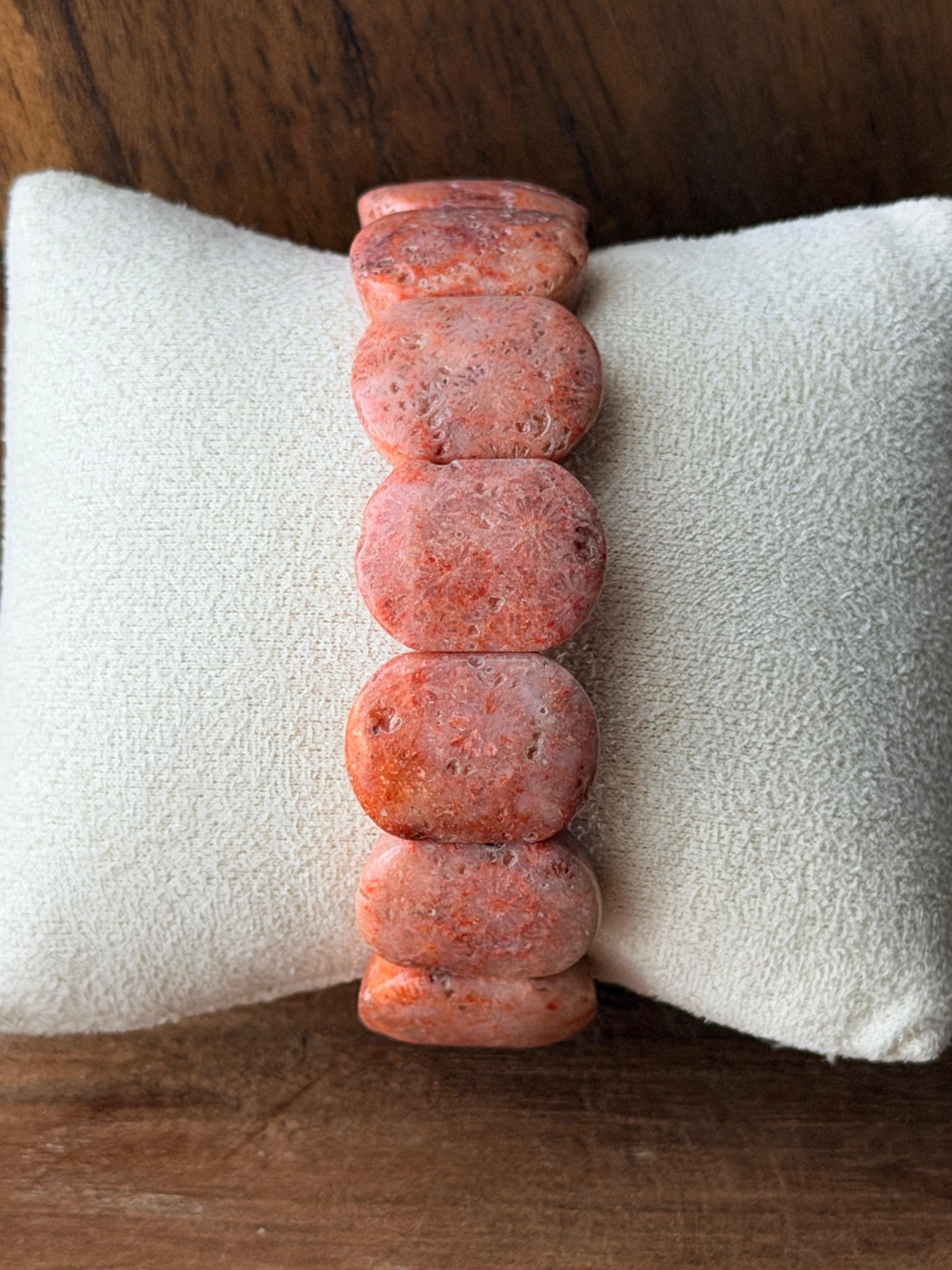 Koraal jade armband met brede, gepolijste plaatjes in zalmroze en terracotta