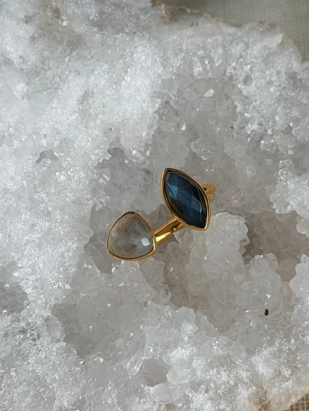 Ring met labradoriet en regenboogmaansteen