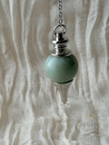 Bolvormige pendel van groene jade aan een ketting