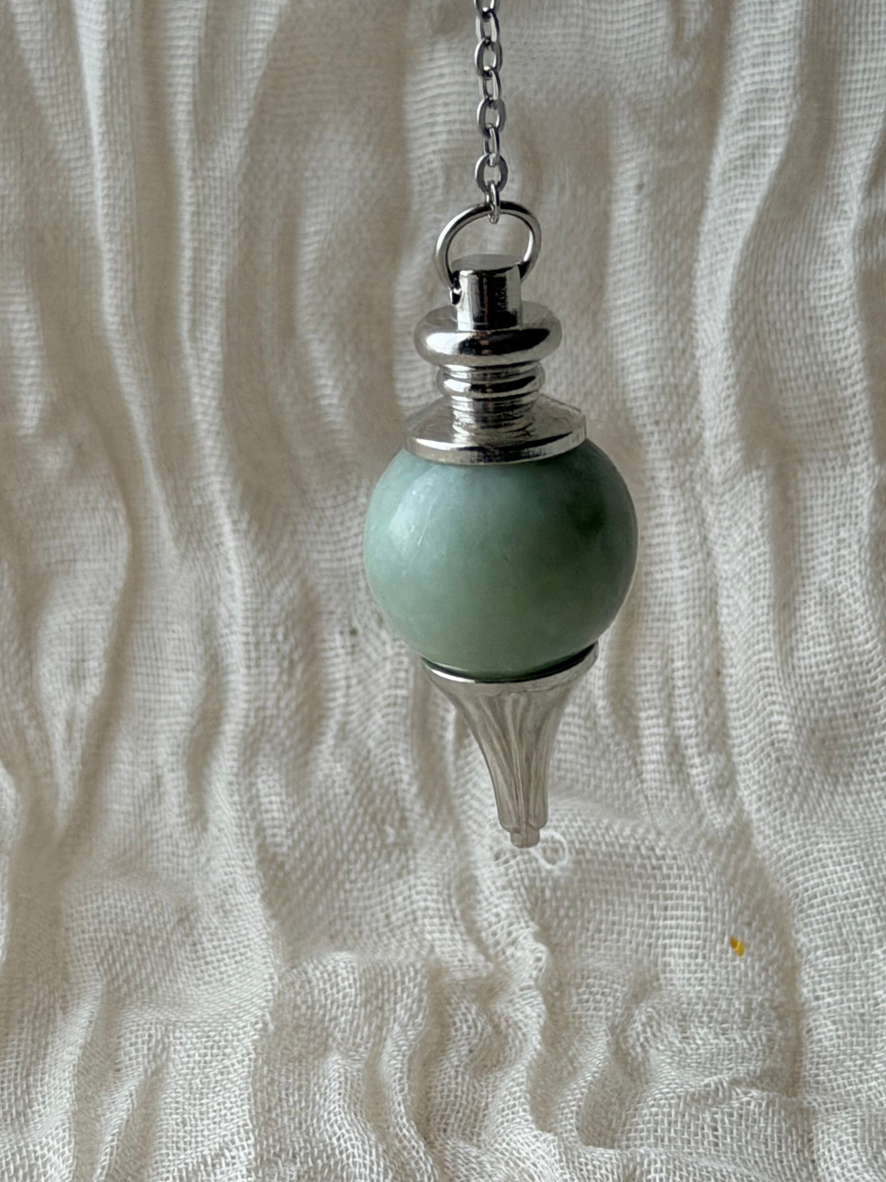 Bolvormige pendel van groene jade aan een ketting