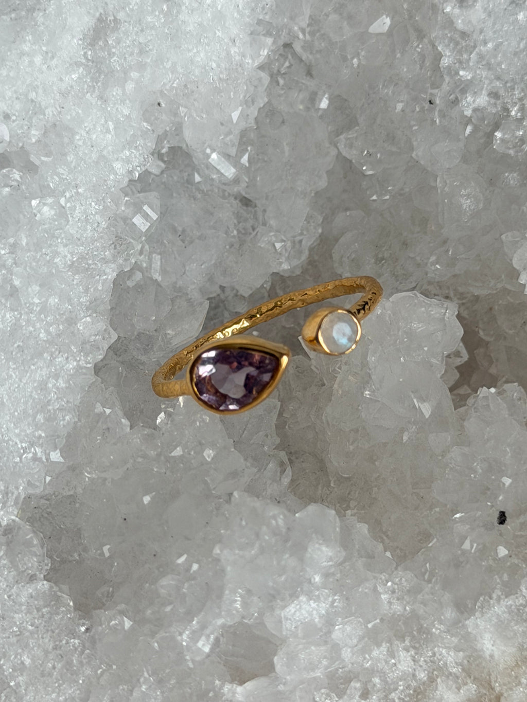 Verstelbare ring met amethist en regenboogmaansteen