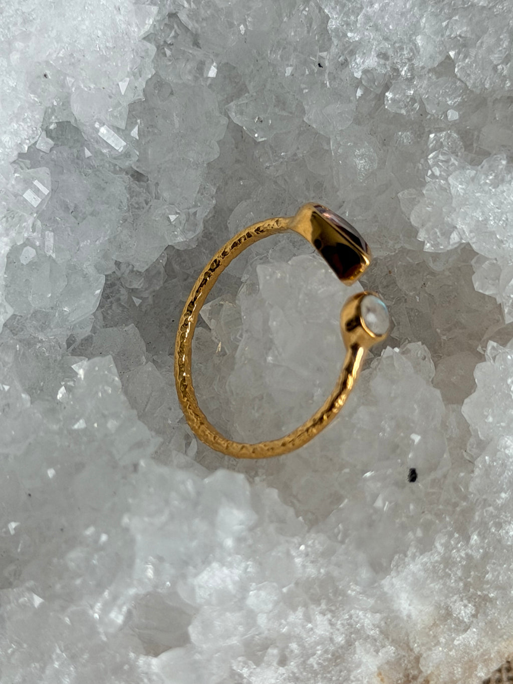 Verstelbare ring met amethist en regenboogmaansteen