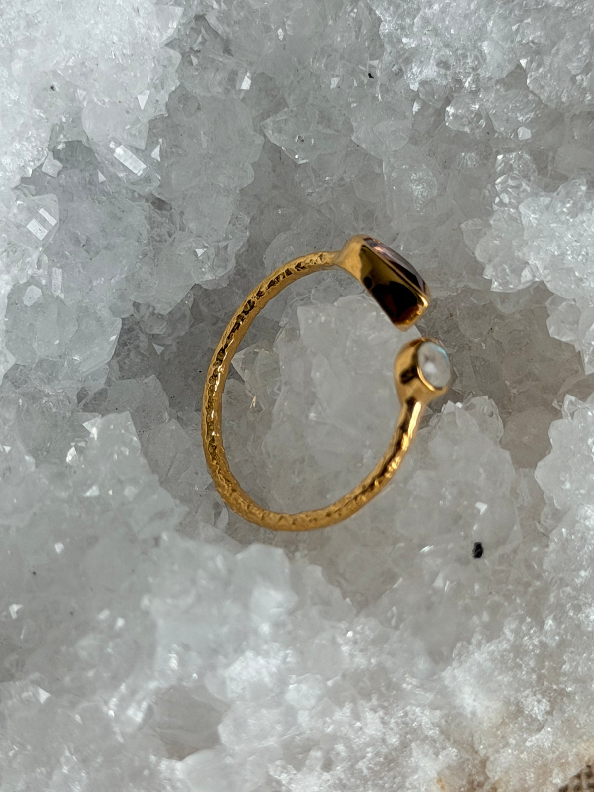 Verstelbare ring met amethist en regenboogmaansteen