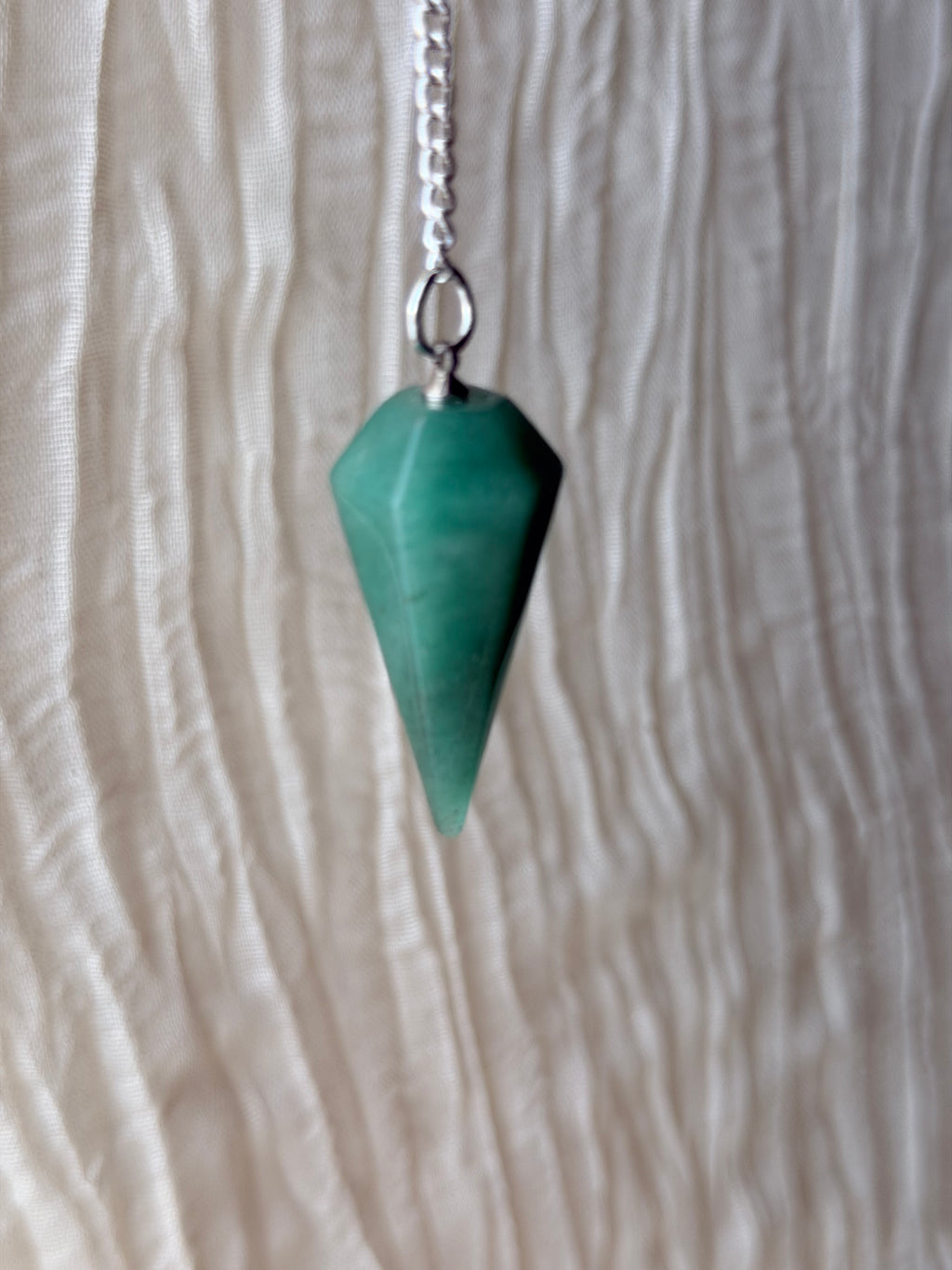 Pendel van groene aventurijn aan een ketting met bijpassend bolletje