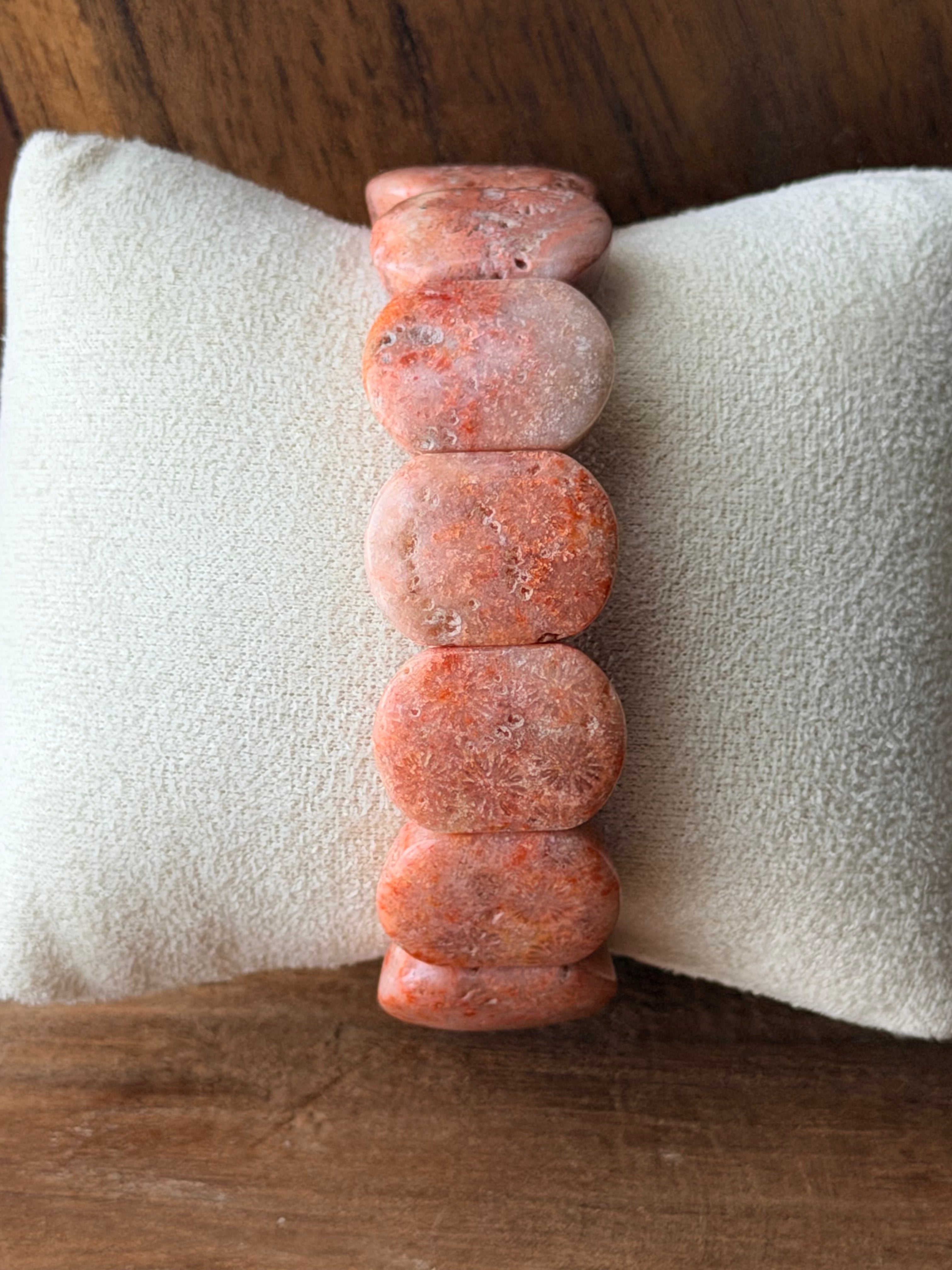 Koraal jade armband met brede, gepolijste plaatjes in zalmroze en terracotta
