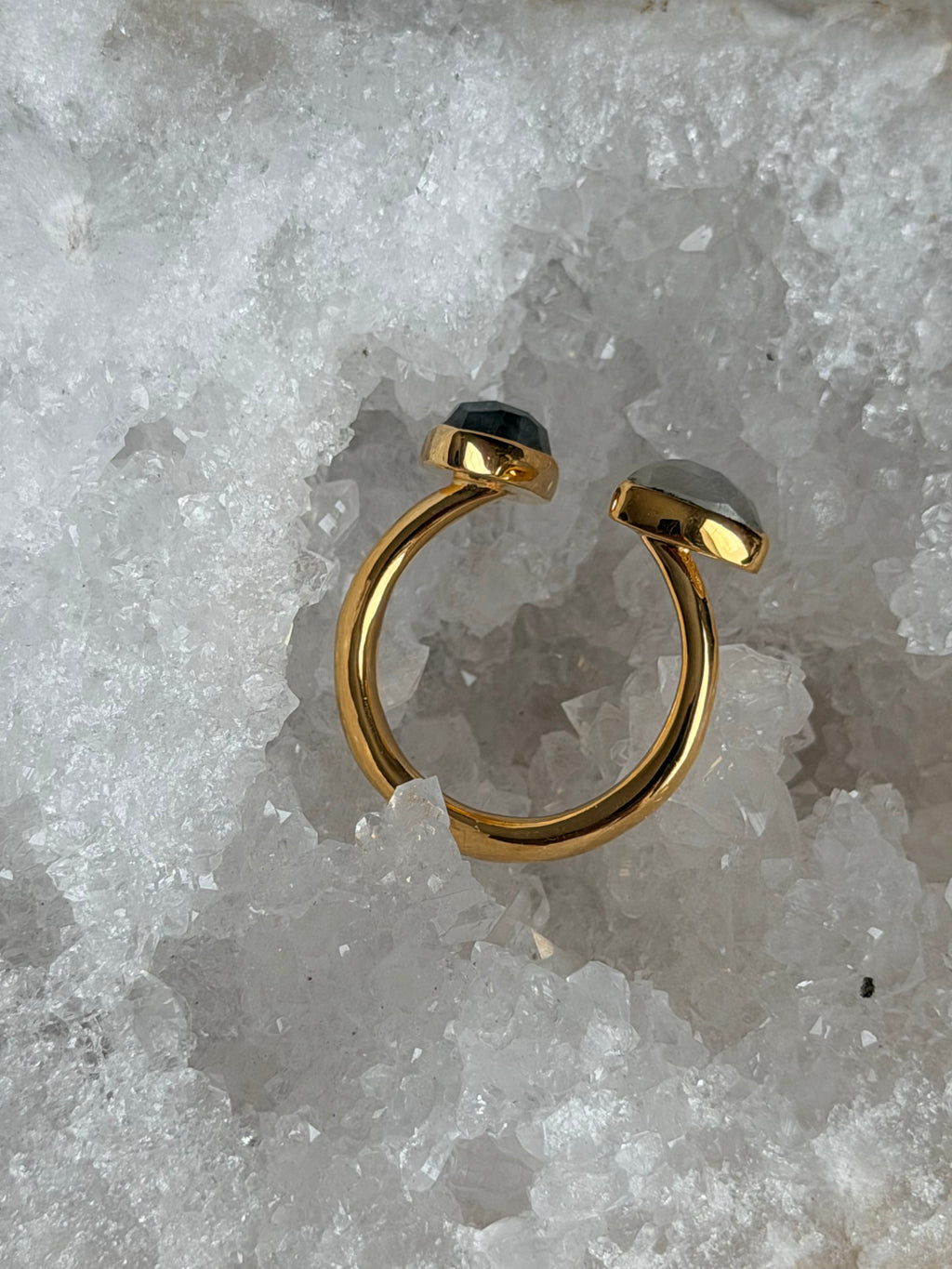 Ring met labradoriet en regenboogmaansteen