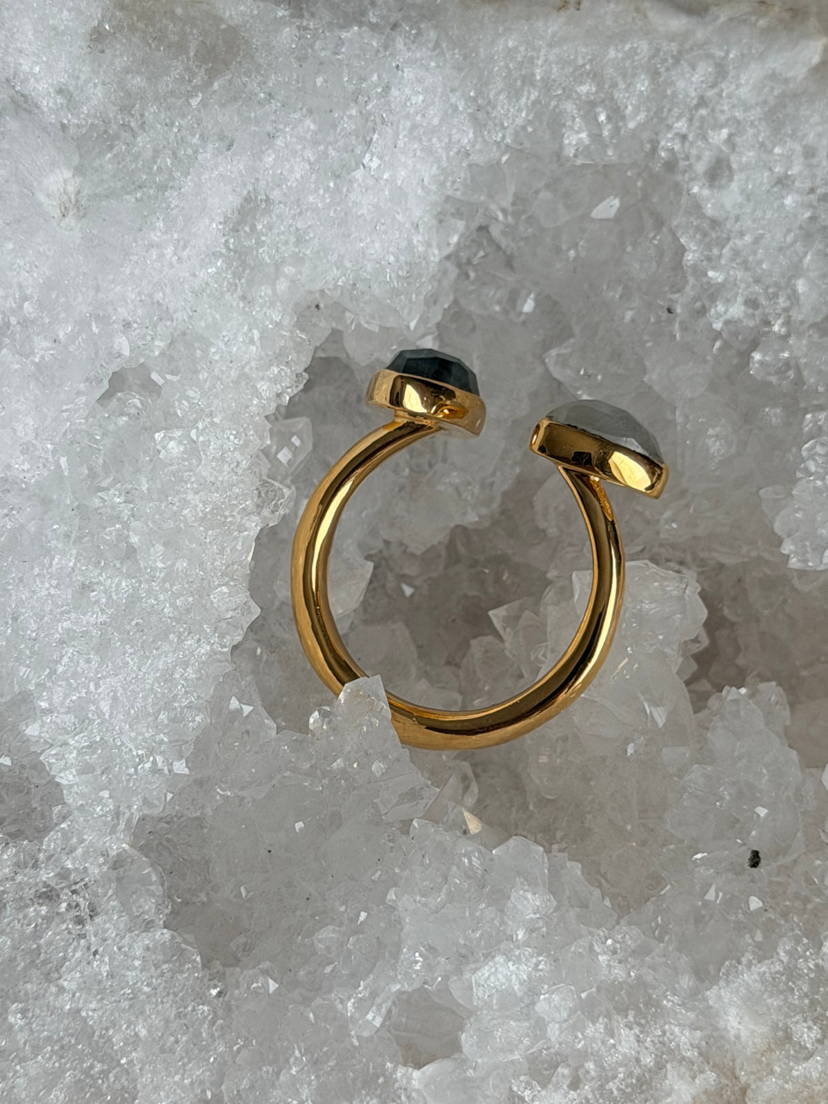 Ring met labradoriet en regenboogmaansteen