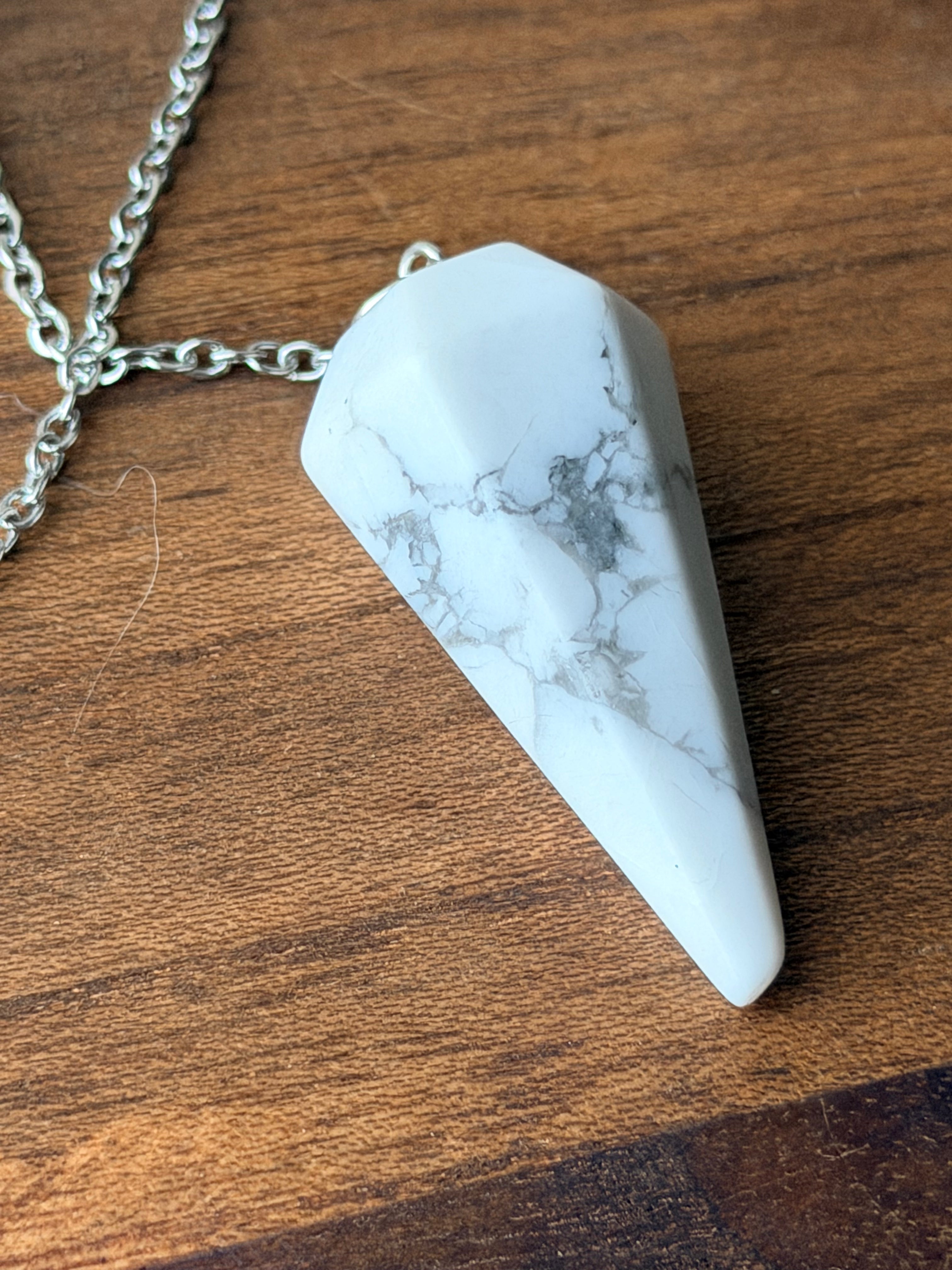 Conische pendel van witte howliet met grijze aders aan een ketting