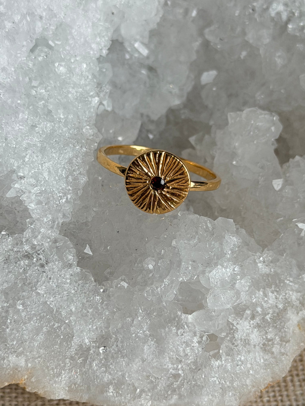 RAVI-ring met granaat en zonnesymbool