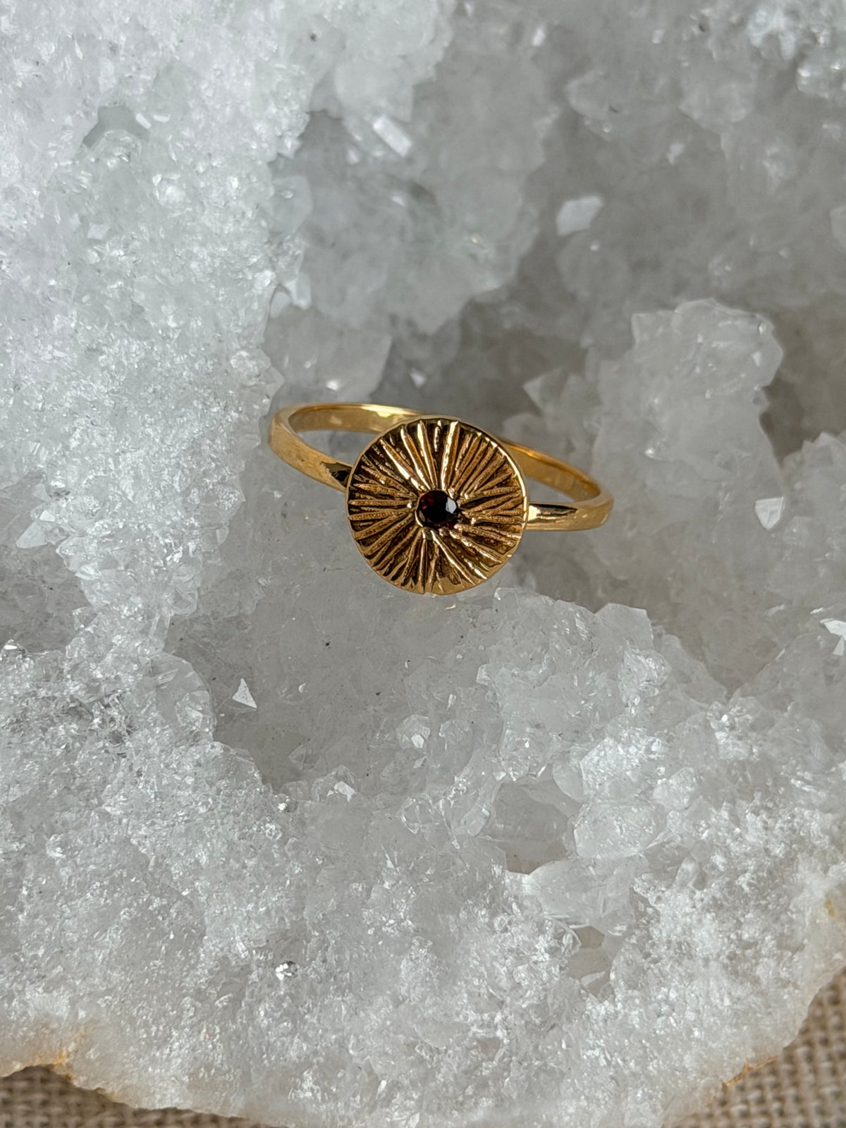 RAVI-ring met granaat en zonnesymbool