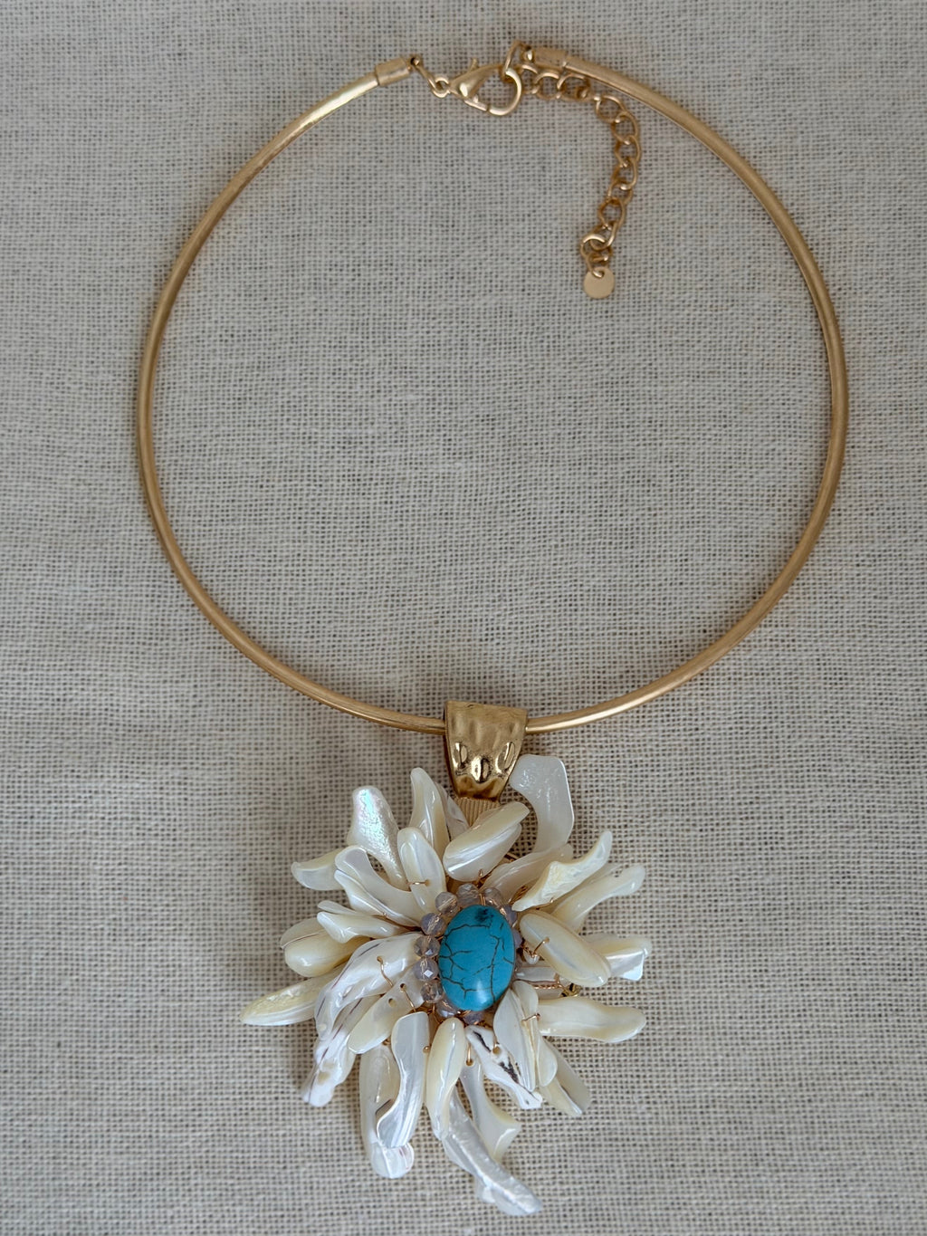 Statementketting met witte schelpenbloem