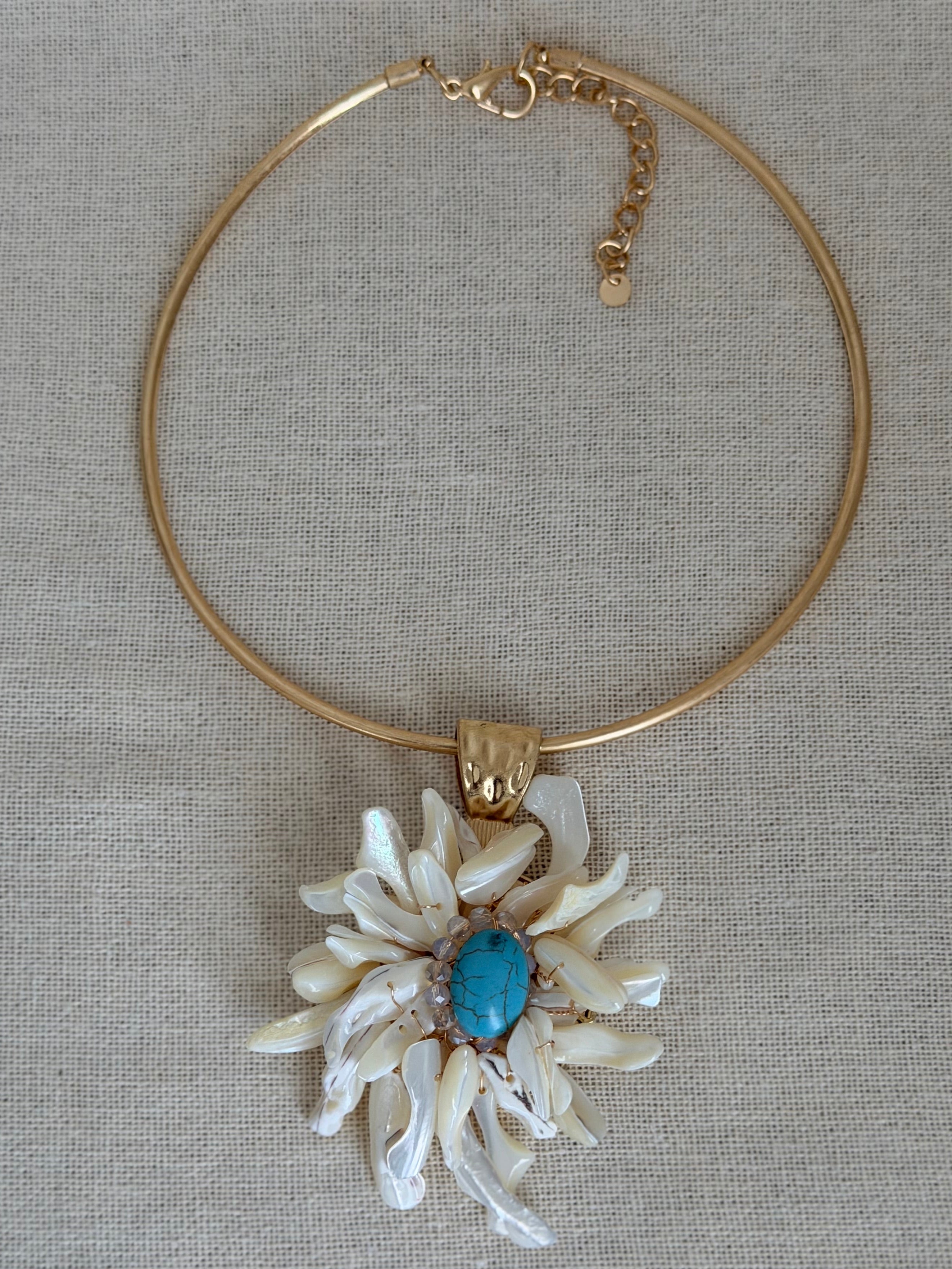 Statementketting met witte schelpenbloem