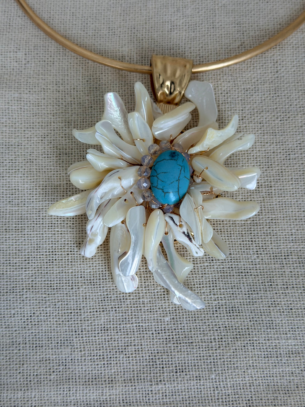 Statementketting met witte schelpenbloem