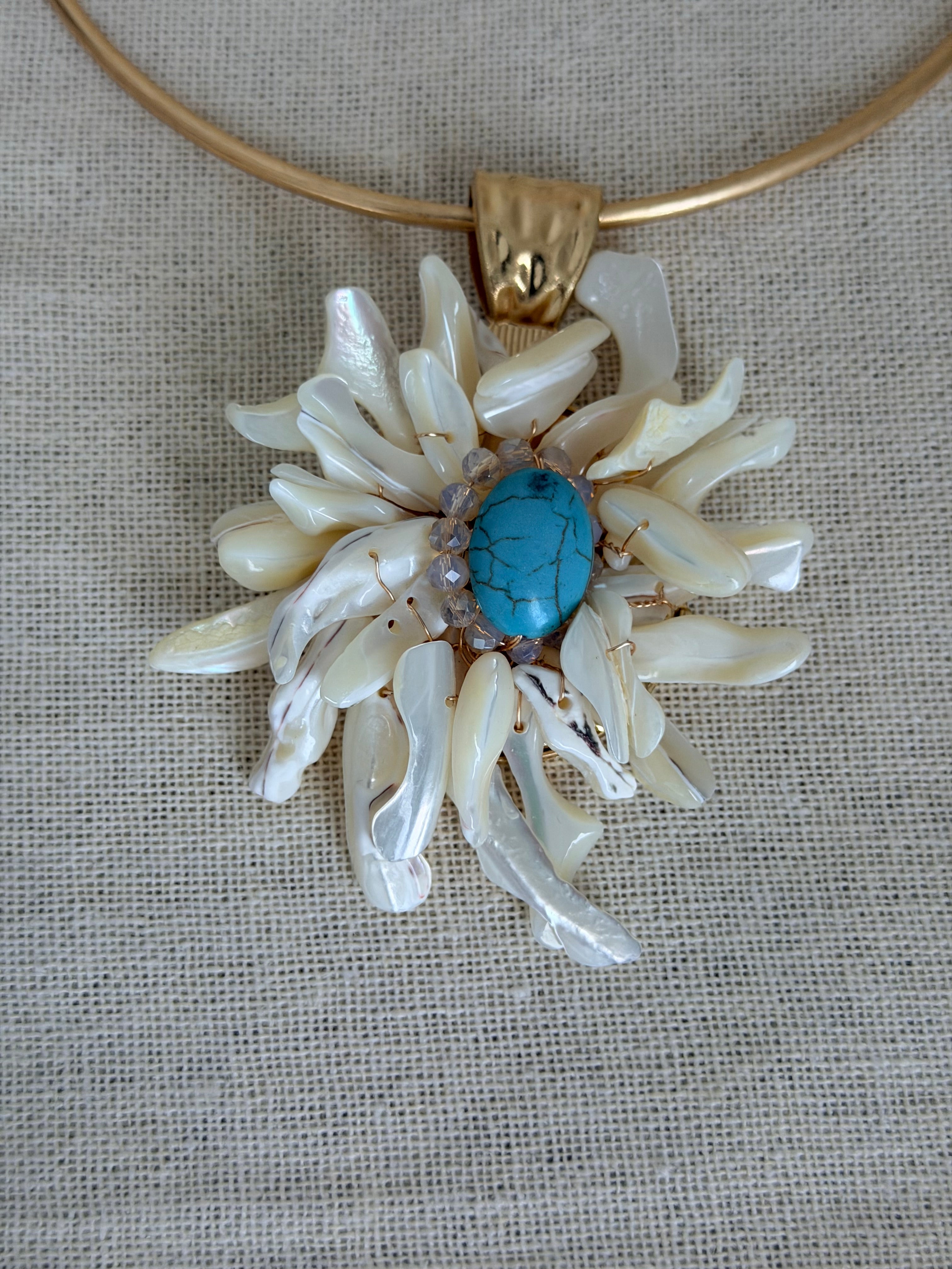 Statementketting met witte schelpenbloem