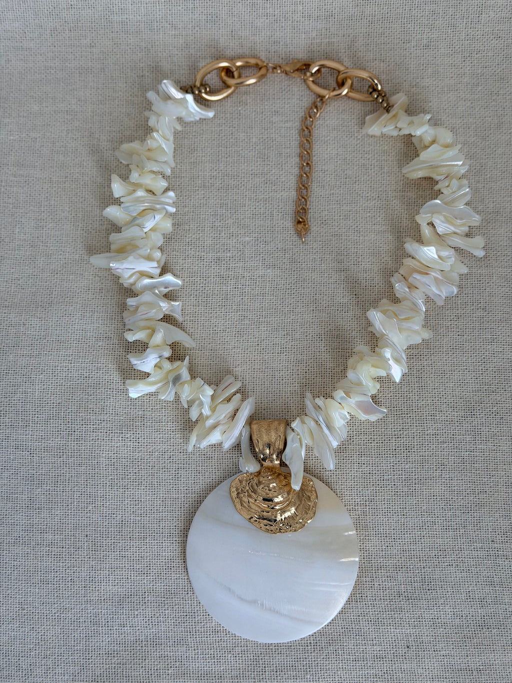Statementketting met witte schelpen en parelmoeren hanger