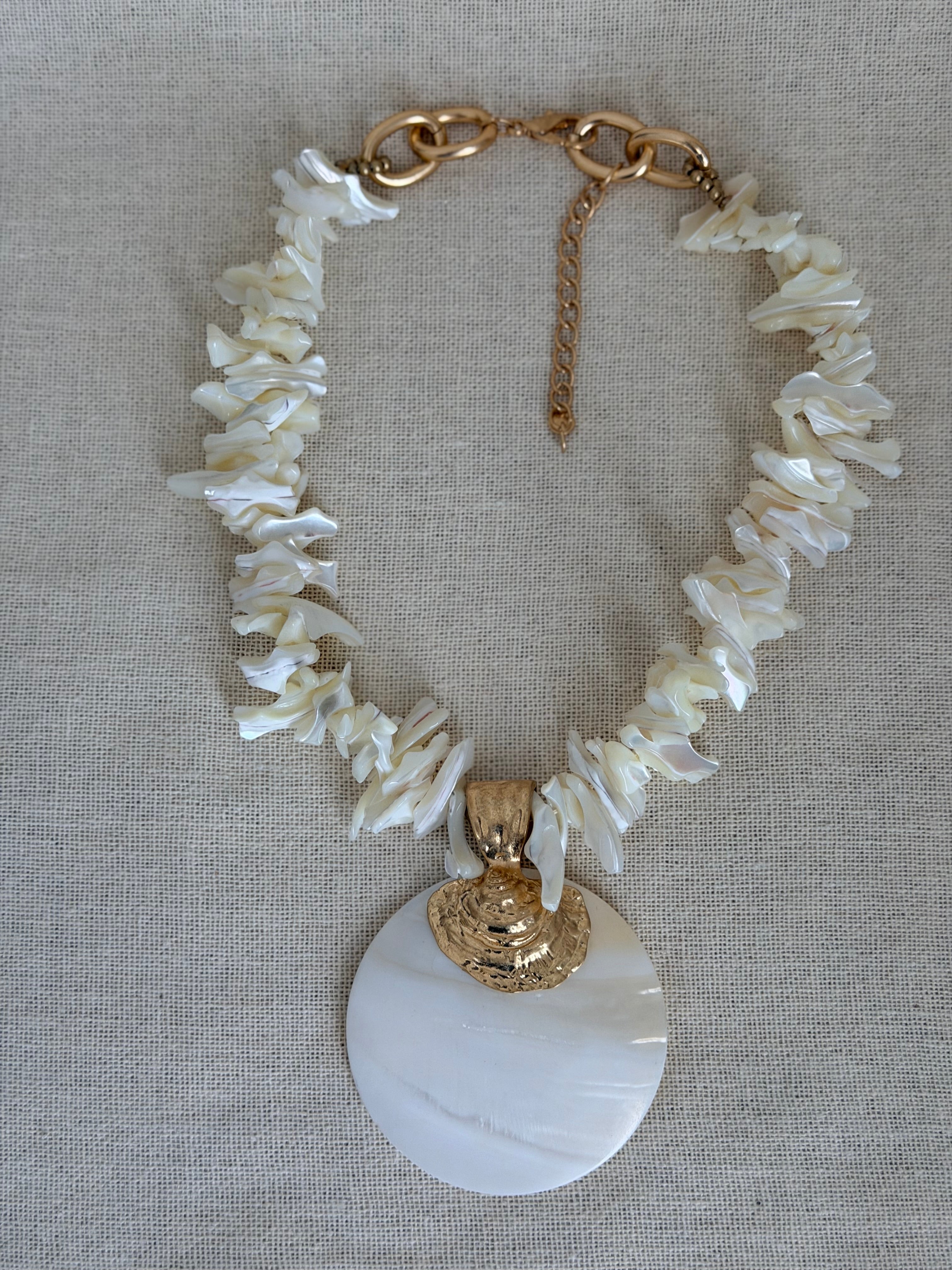 Statementketting met witte schelpen en parelmoeren hanger