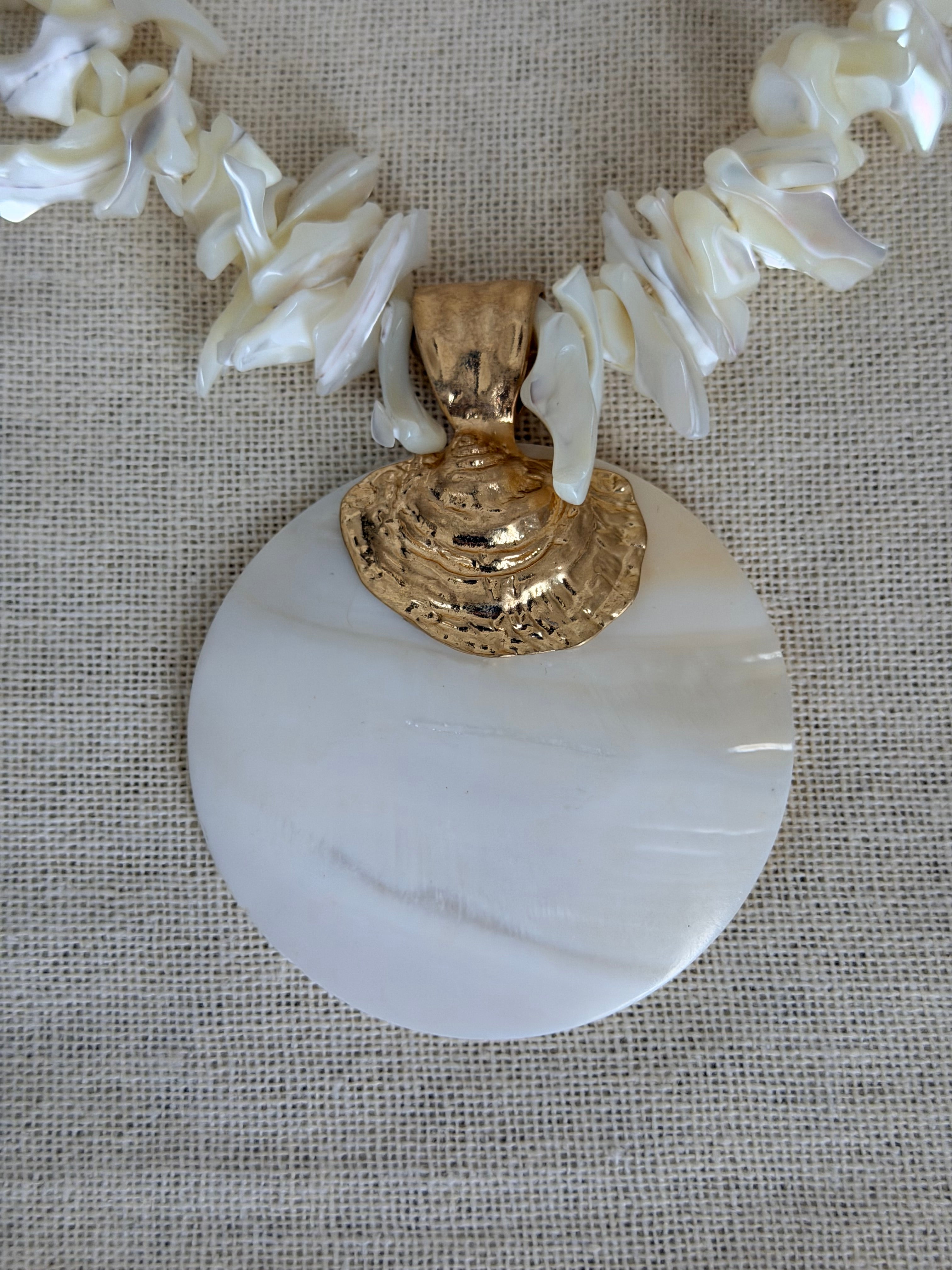 Statementketting met witte schelpen en parelmoeren hanger