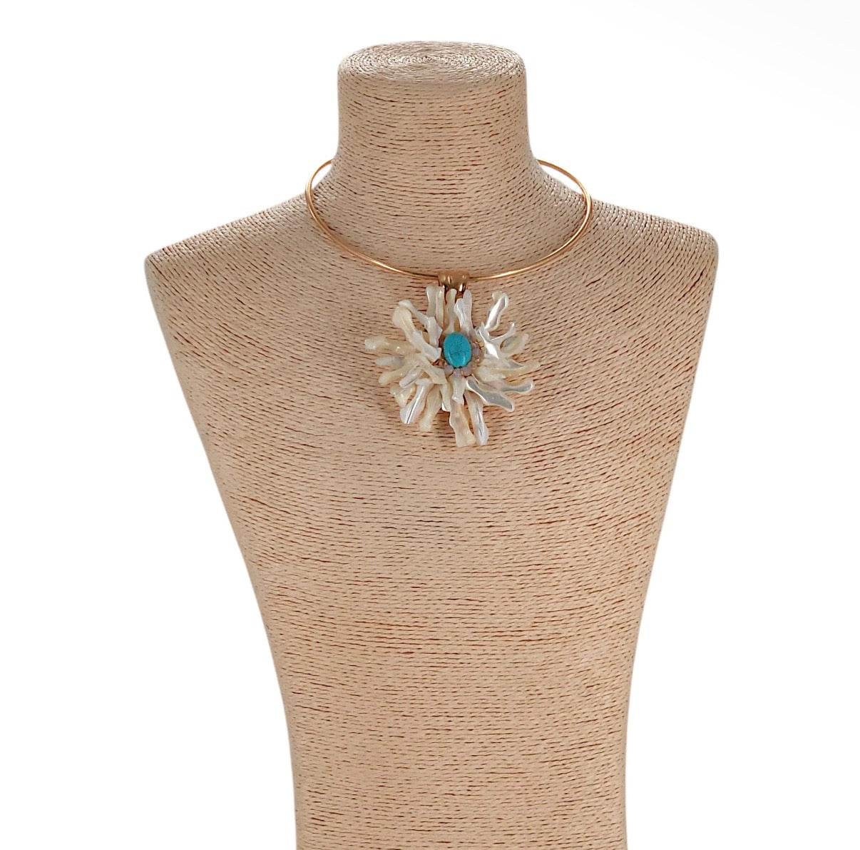 Statementketting met witte schelpenbloem