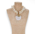 Statementketting met witte schelpen en parelmoeren hanger