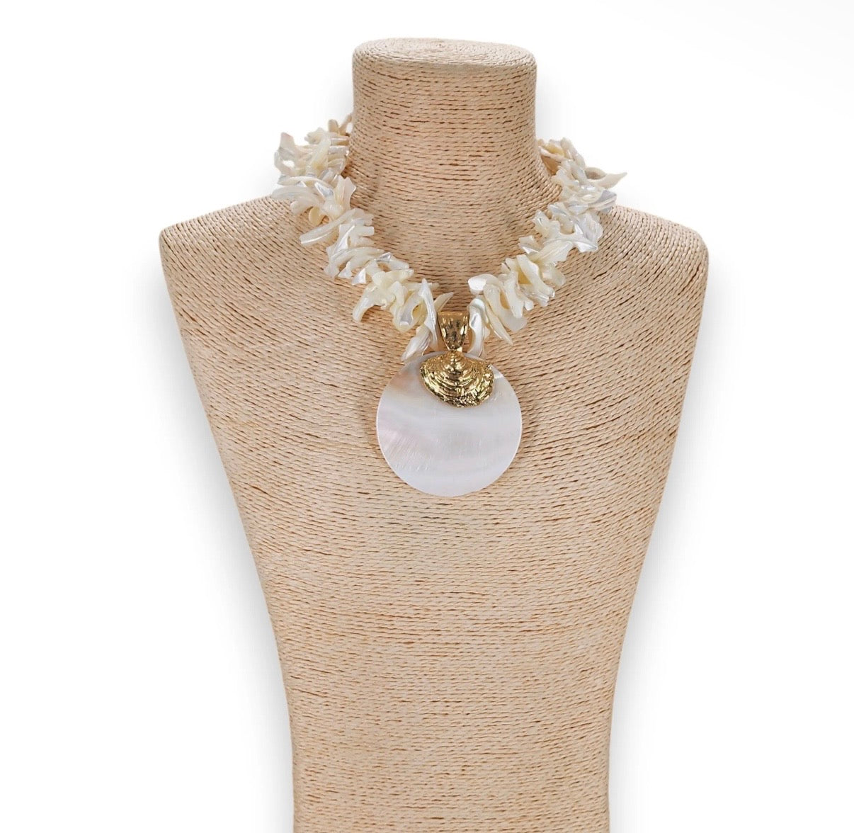 Statementketting met witte schelpen en parelmoeren hanger