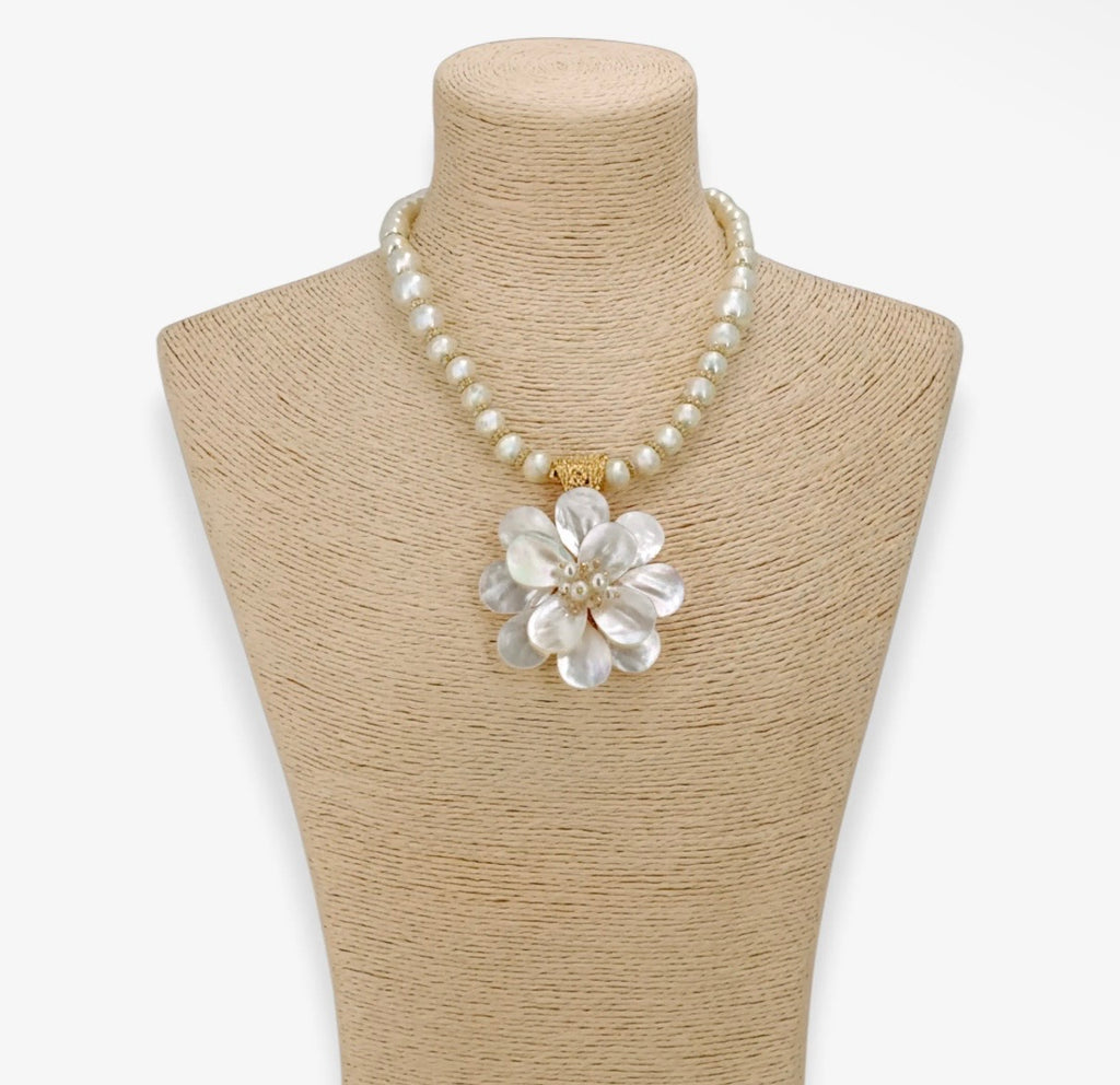 Statementketting met parels en parelmoeren bloem