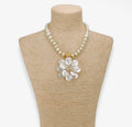 Statementketting met parels en parelmoeren bloem