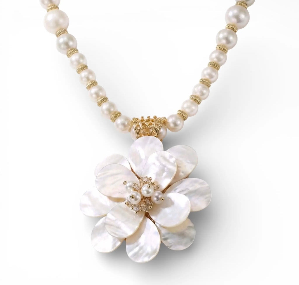 Statementketting met parels en parelmoeren bloem