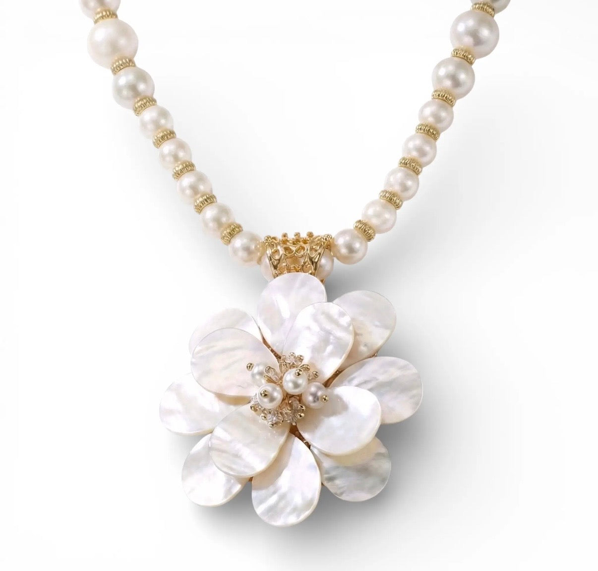Statementketting met parels en parelmoeren bloem