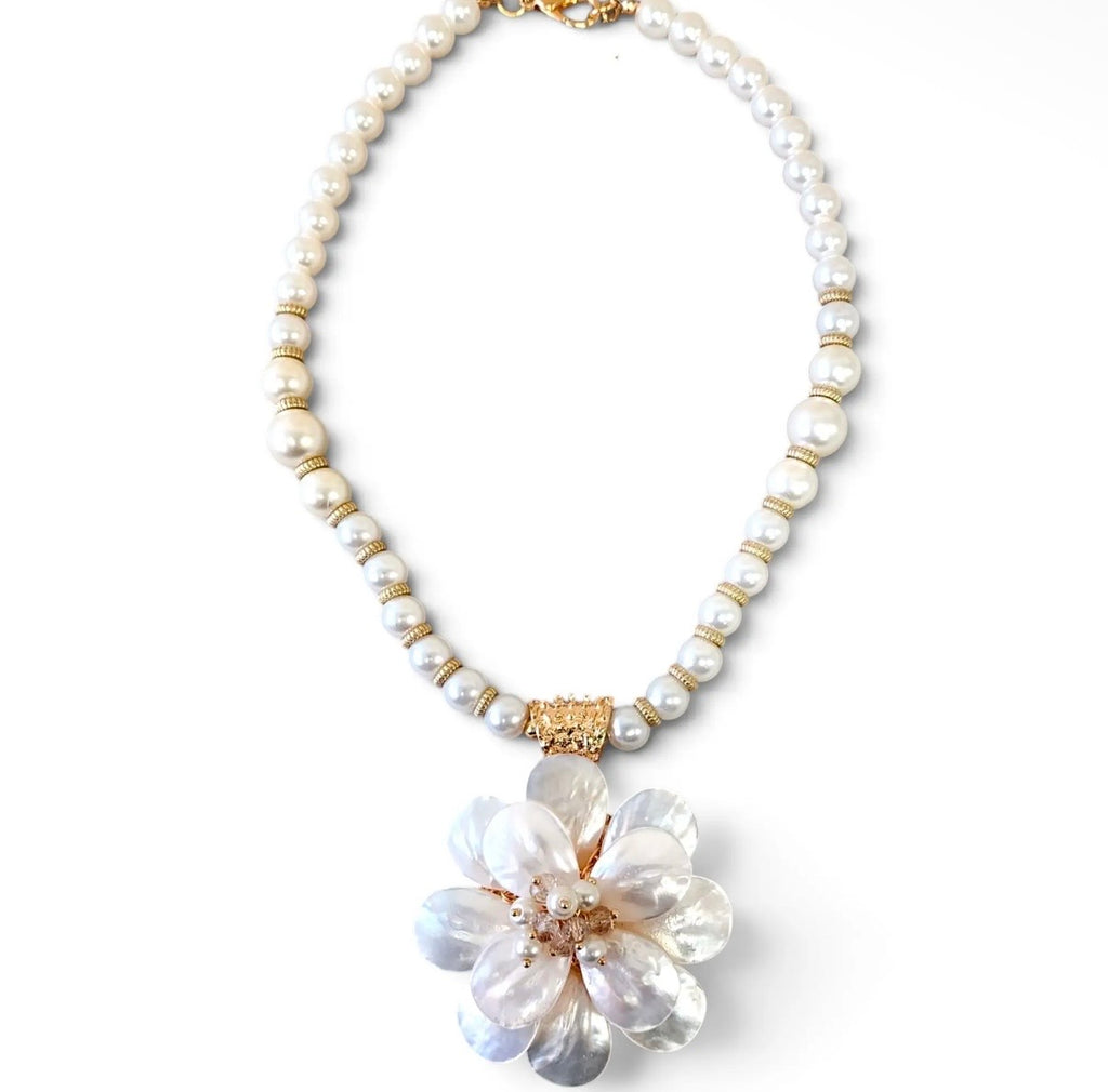 Statementketting met parels en parelmoeren bloem